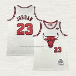 Camiseta Michael Jordan NO 23 Chicago Bulls Mitchell & Ness Chainstitch Crema